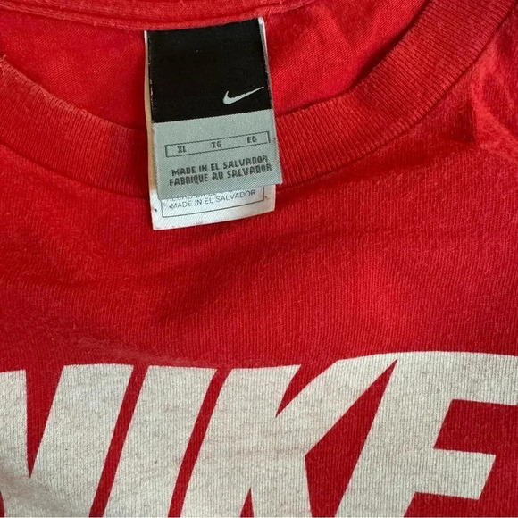 Nike Vintage Red Short Sleeve Tee Shirt - Picture 3 of 6
